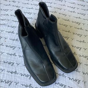 Vintage Rounded Square Toe Leather Heeled Bootie